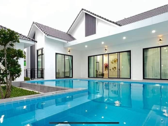 For Sale: Luxurious Pool Villa in Soi Phonprapanimit