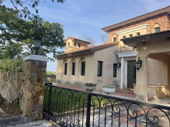 For Sale: 146.10sqm Luxury House with Spacious Lawn