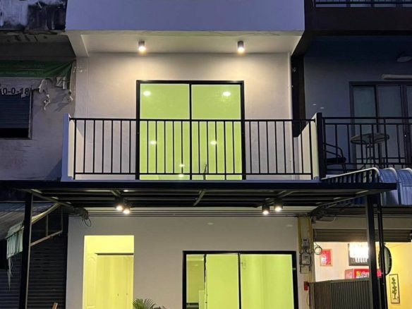 For Sale: 3.5 Floor Building in Prime Na Kluea Location