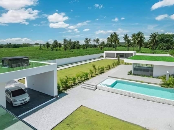 For Rent: 1,400 sqm Pool Villa in Huai Yai