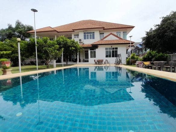 For Sale: Luxurious Pool Villa Estate in Soi Khao Talo