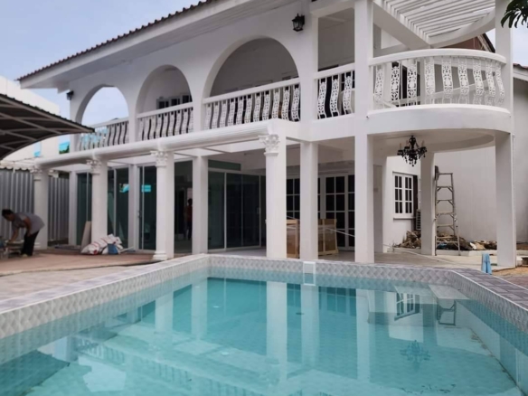 For Rent: 100m to Beach, 4 beds 5 baths Pool Villa in Jomtien
