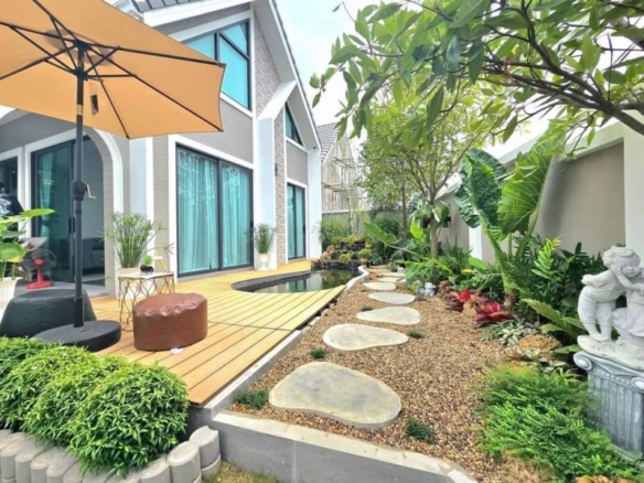 For Sale:  Large House in Pattaya near Maprachan Lake 