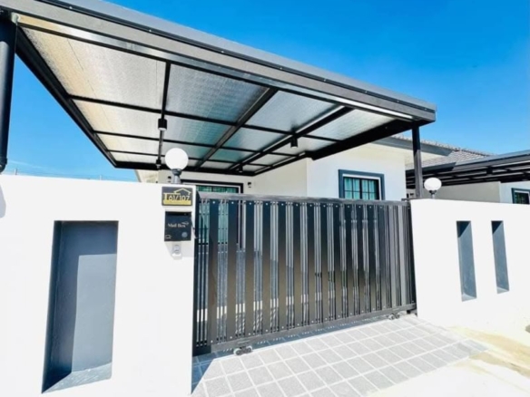 Newly built single house 3 Bed, 2 Bath, 40 sq. wah @Rattanagorn Village 18