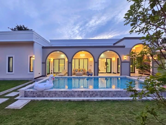 Newly Modern Luxury Pool villa 4 Bed, 5 Bath 660 sqm. @ Soi Siam country club