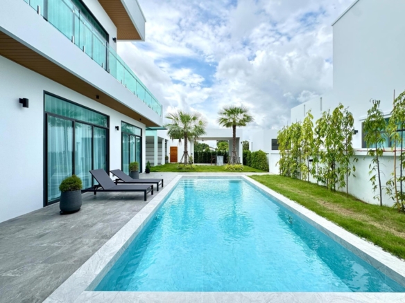 The luxury Pool villa 4 bed, 5 bath 132 sq.wa.@The Sugar Palm Pool Villa
