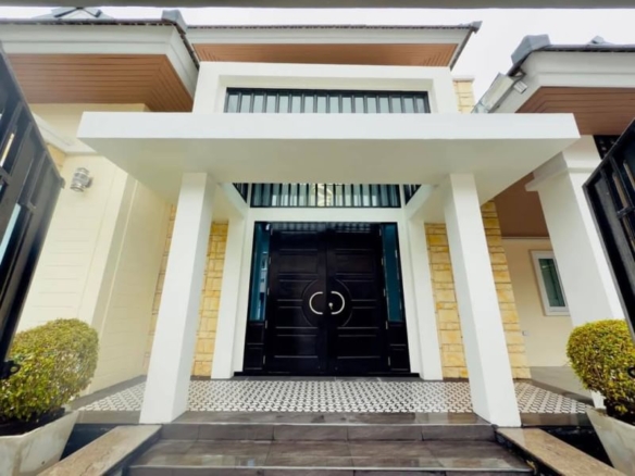 Stunning Pool Villa 3 bed, 4 bath 250 sqm. @Siam Country Club