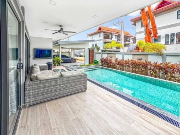The Large Pool Villa 4 Bed, 5 Bath 76.75 sqw. @ Sai 3 Pattaya