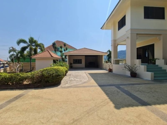 A  large 3 and a half storey single house 5 Bed, 5 Bath 305  SQW. @ Phobchok Garden Hill