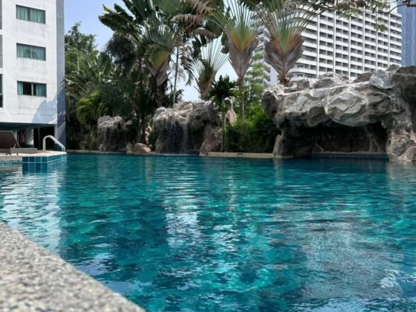 Good Location Condo 2 Bed, 2 Bath 63.55 SQM.@ Club Royal, Naklua Soi 12