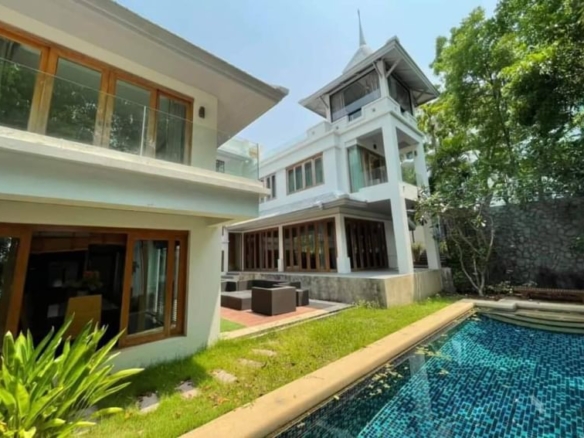 Private Beachfront Pool Villa 5 Bed, 7 Bath 364 SQW. @ Wong Amat Beach (Soi Naklua 12)