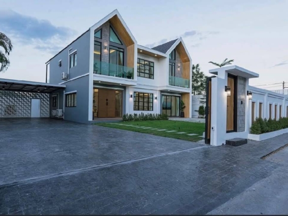 Luxury Private Pool Villa 4 Bed, 4 Bath 117 SQW. @ Huai Yai Pattaya