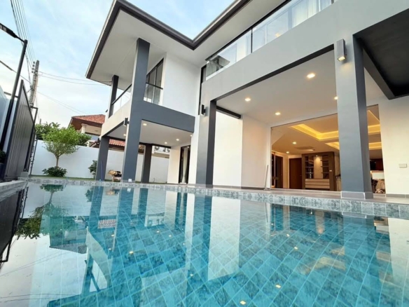 Luxury Pool Villa 6 Bed, 7 Bath 80 SQW. @ Ekamongkol Chaipruk Village 2