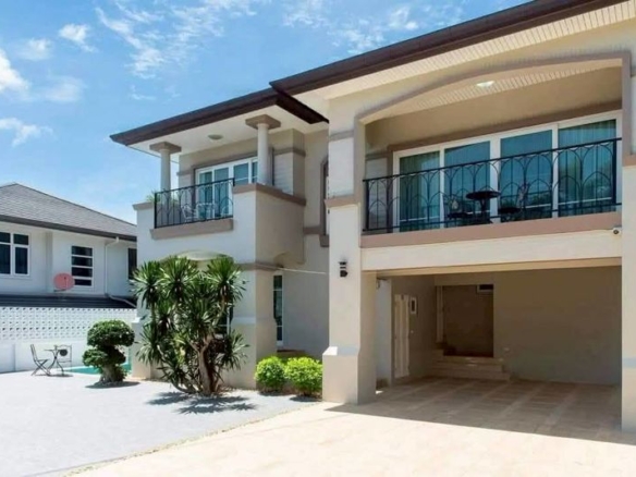 Newly Renovated Pool Villa 4 Bed, 3 Bath 121 SQW. @ Central Park Hillside Village