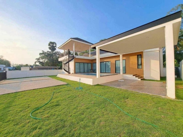 Elegant Pool Villa 4 Bed, 3 Bath 120 SQW. @ Huai Yai 