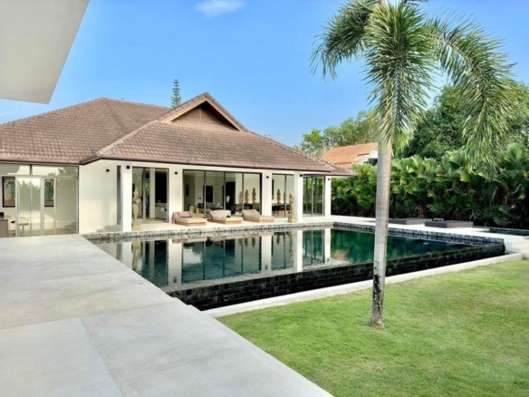 Spectacular Luxury Villa 4 Bed, 4 Bath 400 SQW. @ Huay Yai
