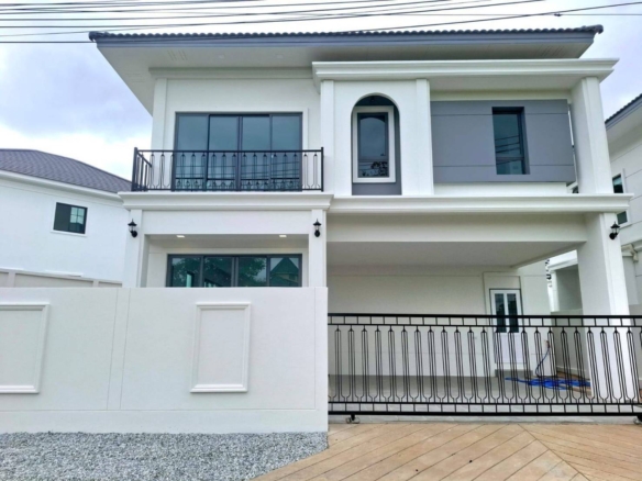 Modern Classic Style Pool Villa 3 Bed, 4 Bath 45 SQW. @ On Sukhumvit Road