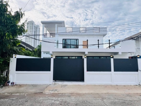 Pool Villa 5 Bed, 7 Bath 50 SQW. @ Jomtien Beach