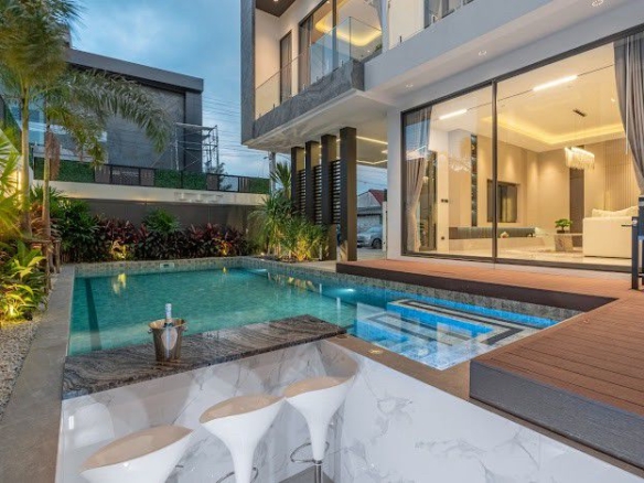 The 2- Story Luxurious Pool Villas 5 Bed, 6 Bath 64 SQW. @ Thepprasit Soi 5
