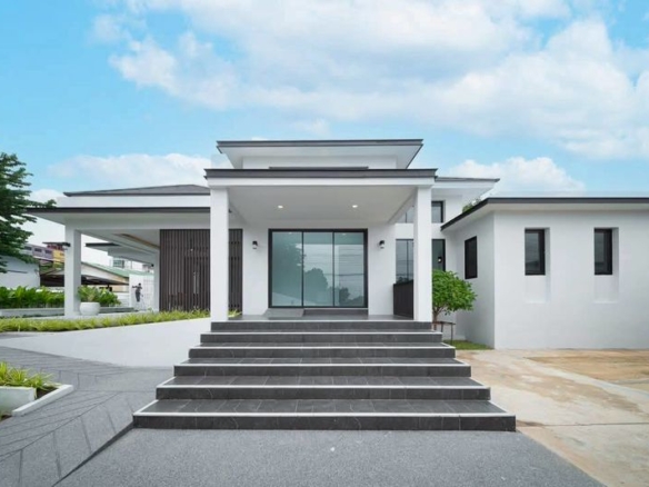 Charming Pool Villa 4 Bed, 4 Bath 210 SQW. @ On Sukhumvit 28 Road