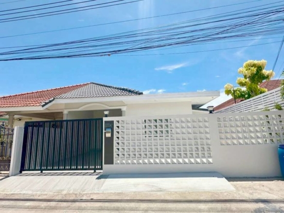 A semi – Detached House 3 Bed, 4 Bath 53 SQW. @ Chokchai Garden Home 2 Village