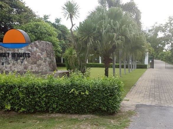A Huge Condo 2 Bed, 2 Bath 141 SQW. @ Sunset Height Condo
