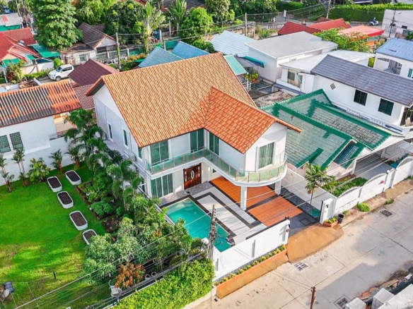 Renovated Pool Villa 5 bedroom, 5 bathroom 60 SQW. @ Suksabai Villa 