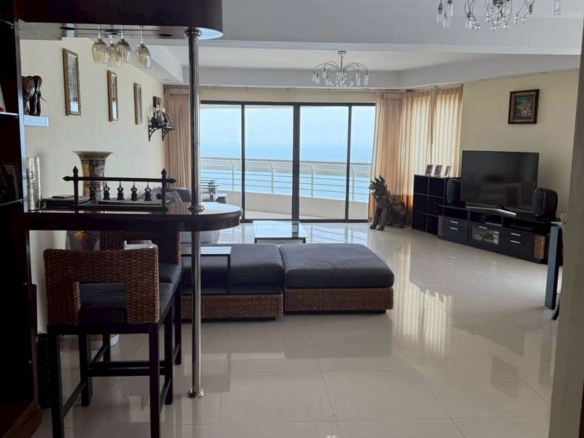 Huge and Airly Condo 1 Bed, 1 Bath 110 SQM. @ Metro Jomtien Condotel
