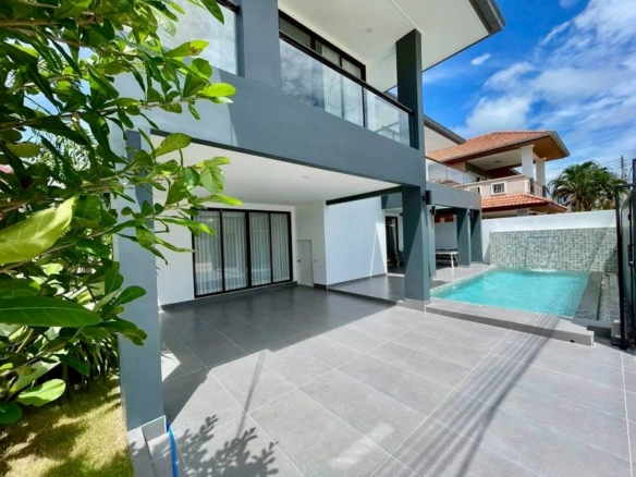 A Seaside Pool Villa 6 Bed, 7 Bath 80 SQW. @ Jomtien Beach