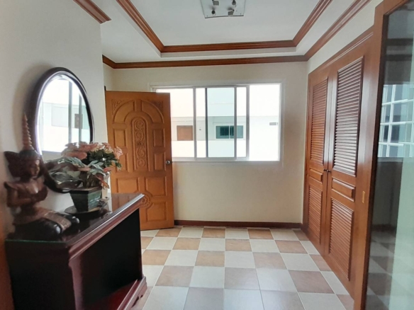 The Large Condo 3 Bed, 3 Bath 330 SQM. @ Grand View Condo