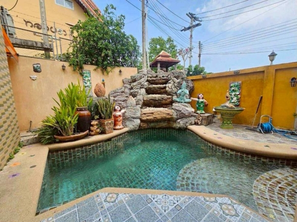 A Two – Storey Pool Villa 5 Bed, 5 Bath 67 SQW. @ Jomtien