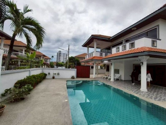  Convenient Place Pool Villa  4 Bed, 4 Bath 111 SQW. @Jomtien Beach
