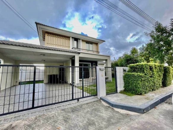 Modern Single House  4 Bed, 3 Bath 68 SQW. @ Life in the garden