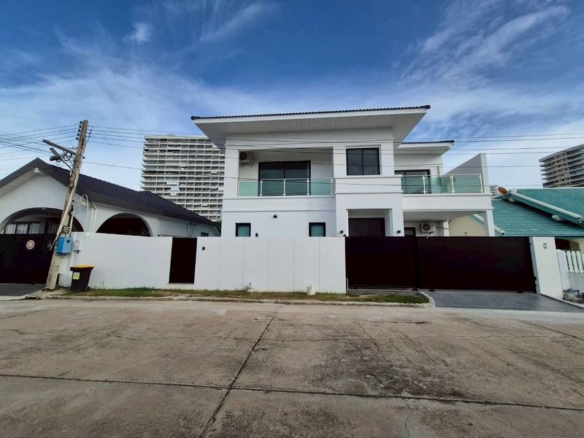 Private Pool Villa 5 Bed, 6 Bath 68 SQW. @ Grand Jomtien Villa