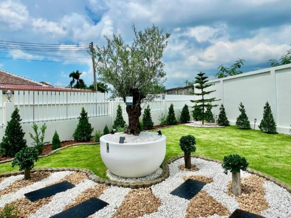 Renovated Single House , 3 Bed, 2 Bath 83 SQW. @ TW Garden Hill  