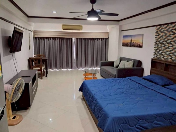 Prime Location Condo Studio 39 SQM. @ Sombat Condotel