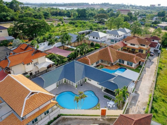 Luxury Pool Villa 3 Bed, 4 Bath 149 SQW. @ Mabprachan Lake