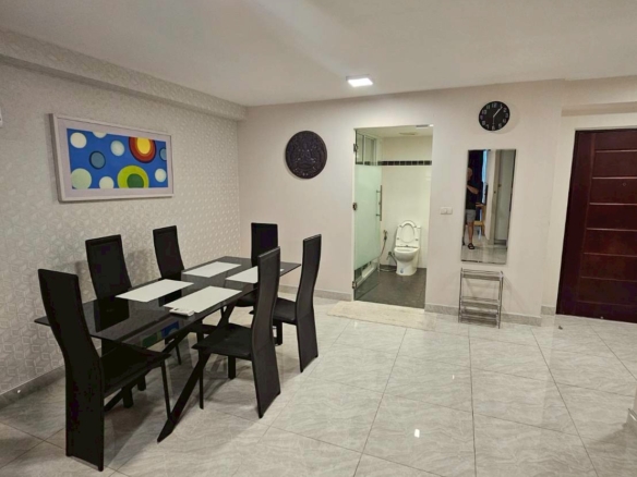Contemporary Condo 1 Bed, 1 Bath 84 SQM. @ Park Royal 2