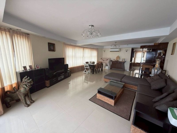 The Front Beach Condo 1 Bed, 1 Bath 110 SQM. @ Metro Jomtien Condotel