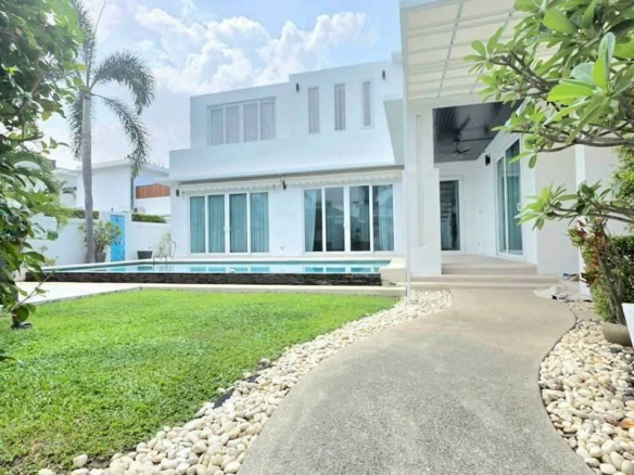 Luxury Pool Villa 4 Bed, 4 Bath 104 SQW. @ Jomtien Beachfront