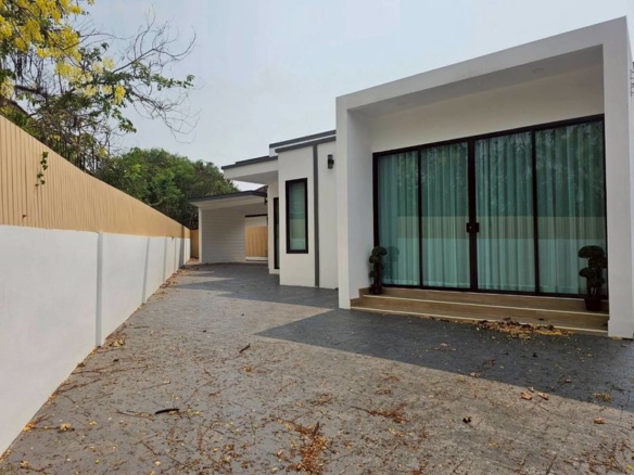 Newly Built Single – Story House 3 Bed, 3 Bath 76 SQW.@ Pattaya Rungruang