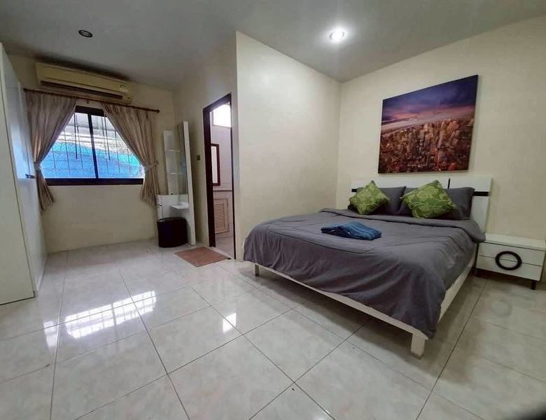 Townhouse 2 Story 4 Bed, 5 Bath 18 SQW. @ Pratamnak Hill Soi 5