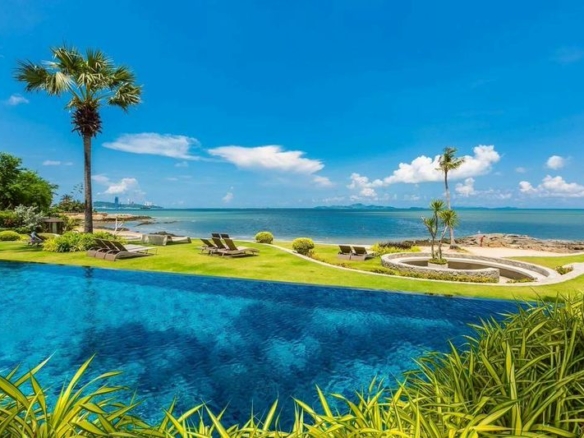 Luxury & Full Facilities Condo 2 Bed, 2 Bath 98 SQM. @ The Palm Wongamat Beach