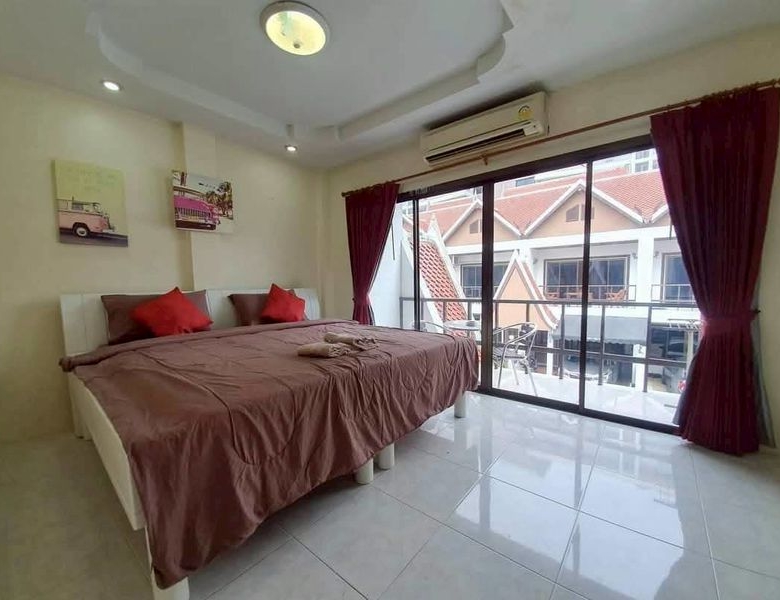 Townhouse 2 Story 4 Bed, 5 Bath 18 SQW. @ Pratamnak Hill Soi 5