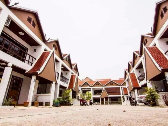 Townhouse 2 Story 4 Bed, 5 Bath 18 SQW. @ Pratamnak Hill Soi 5