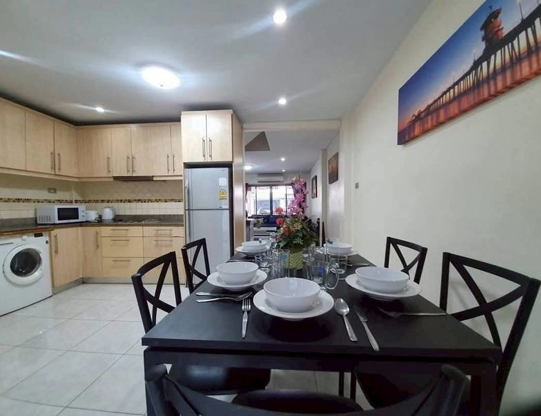 Townhouse 2 Story 4 Bed, 5 Bath 18 SQW. @ Pratamnak Hill Soi 5