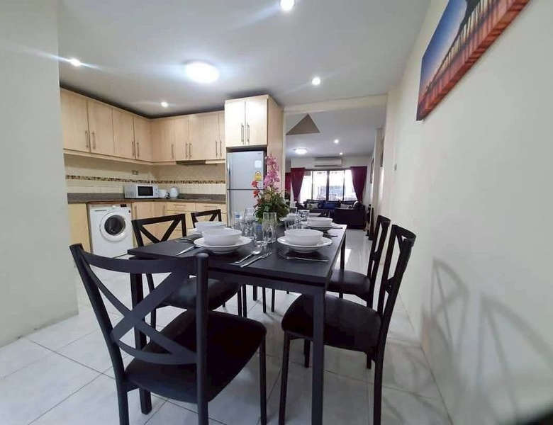 Townhouse 2 Story 4 Bed, 5 Bath 18 SQW. @ Pratamnak Hill Soi 5
