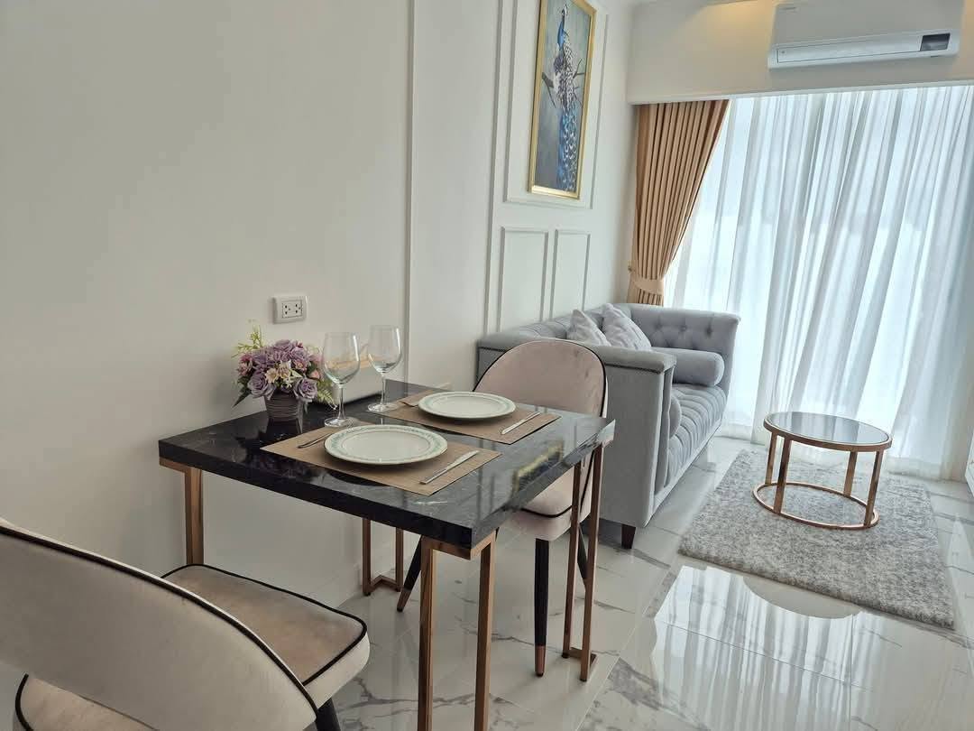 Convenient Access Condo 1 Bed, 1Bath 32 SQM. @ The Empire Tower Pattaya