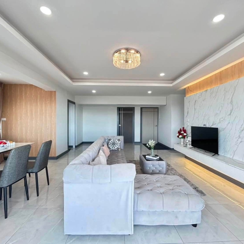 Luxury Style Decoration Condo 3 Bed, 2 Bath 156 SQM. @ Thepprasit Housing Authority