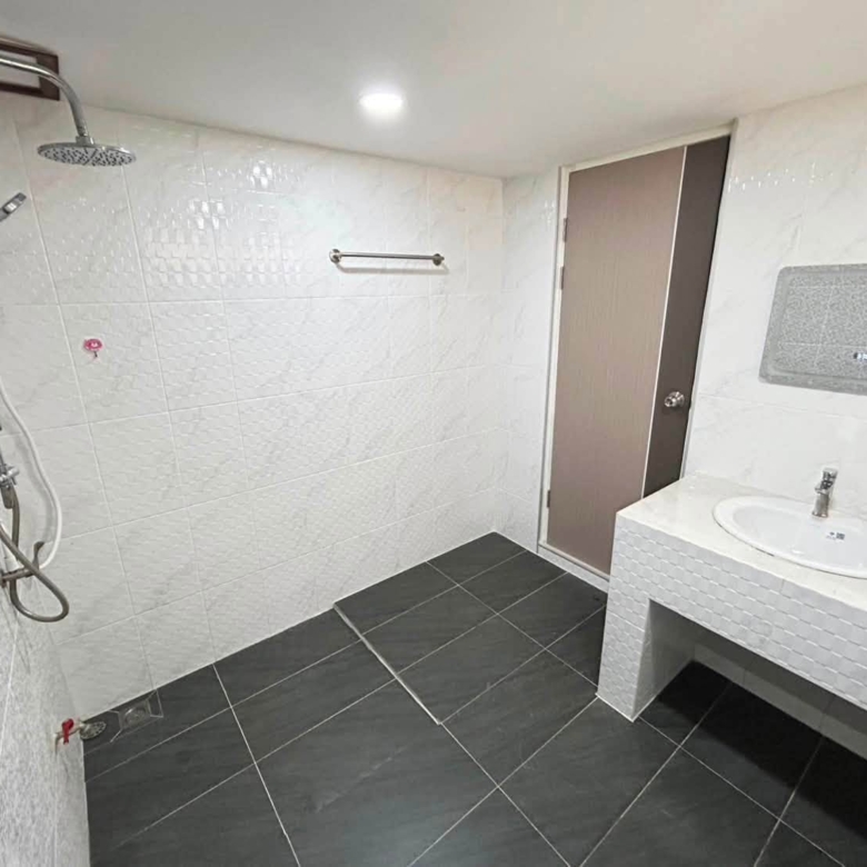 Luxury Style Decoration Condo 3 Bed, 2 Bath 156 SQM. @ Thepprasit Housing Authority